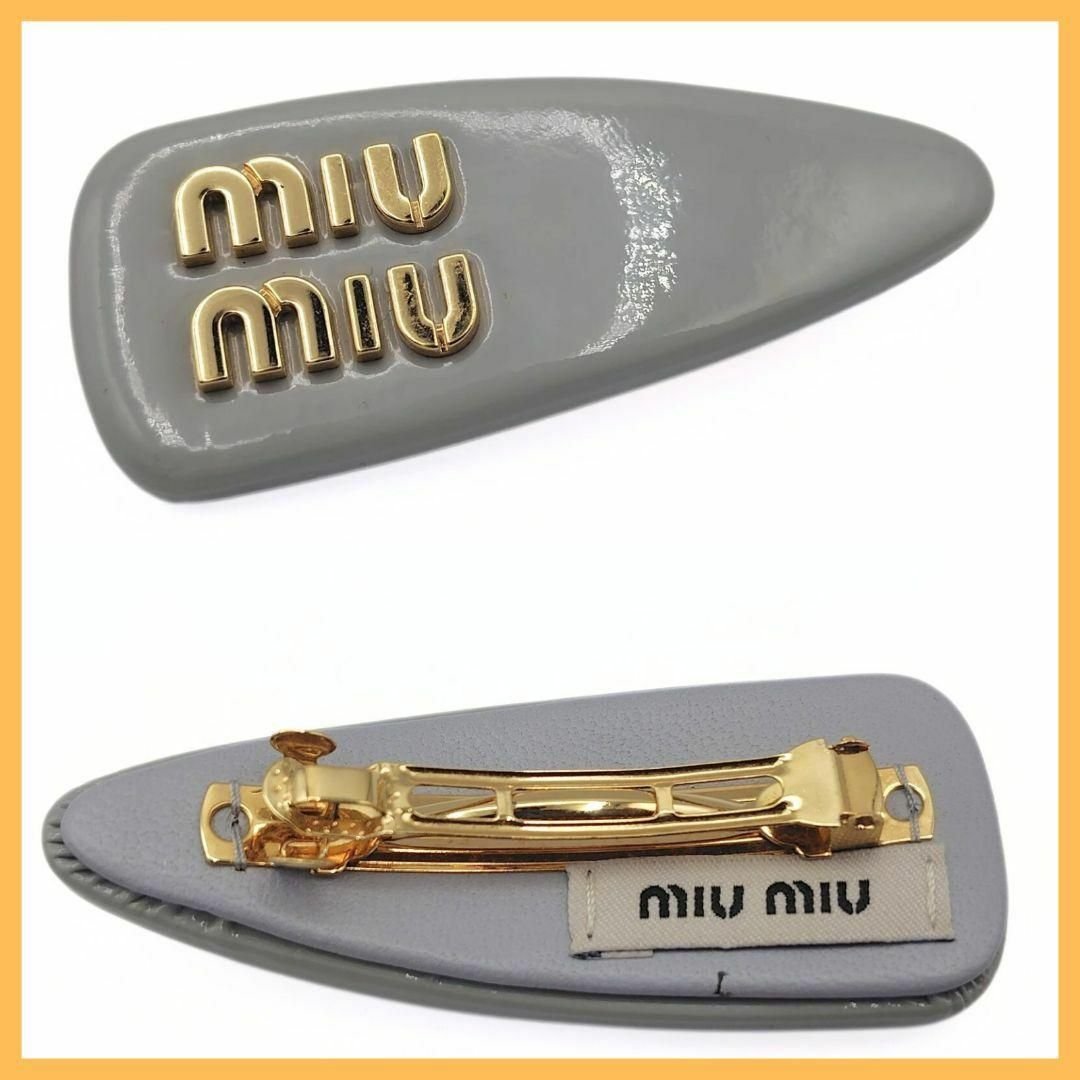 ミュウミュウ パテントレザー ロゴ バレッタ ブルーグレー 5IF092